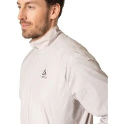 Odlo Essentials Light Reflective Running Jacket Men - Silver Cloud -Odlo odlo mens essentials light reflective running jacket silver cloud 3 1506943